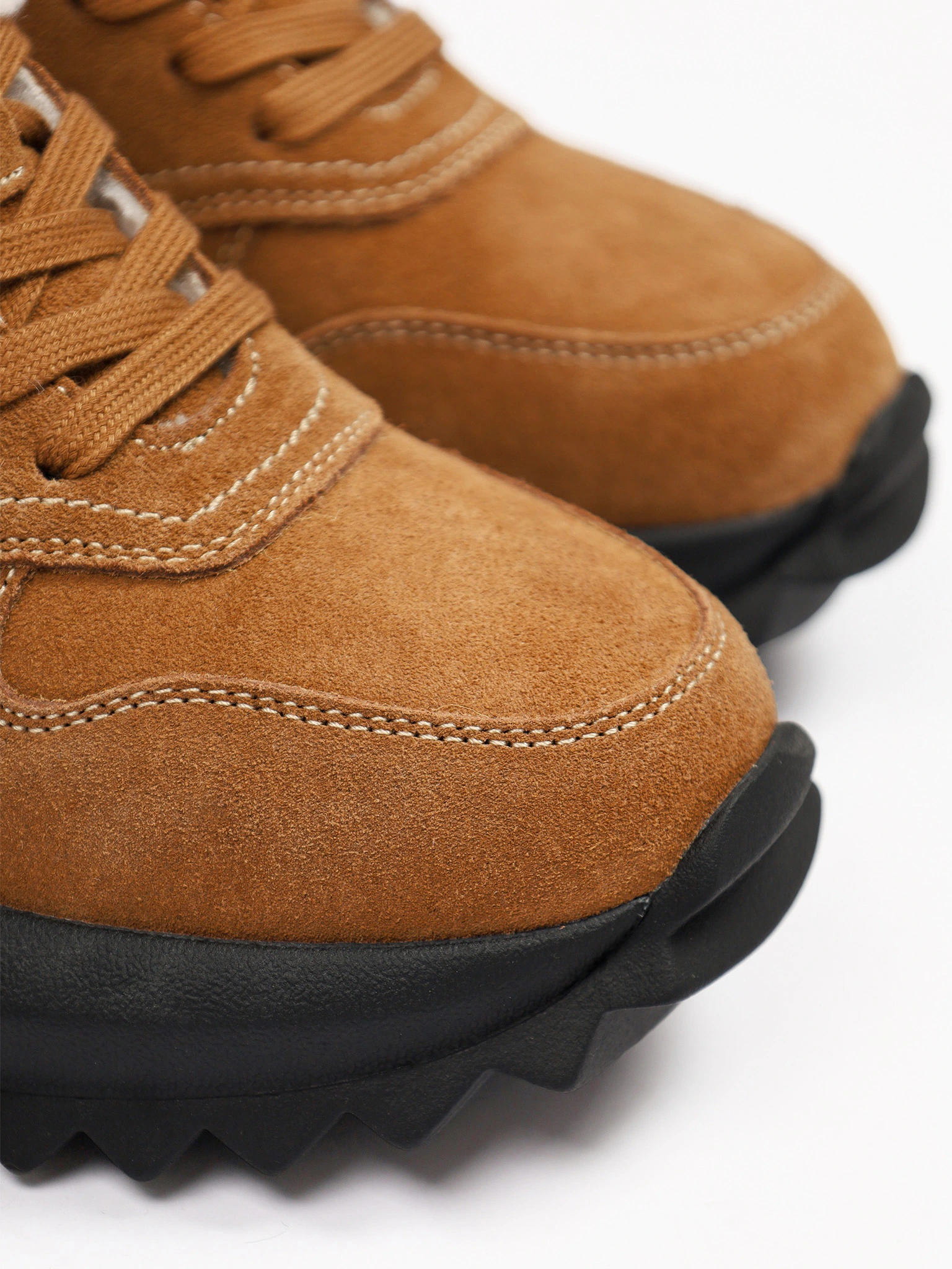 Кроссовки коричневого цвета на рельефной подошве